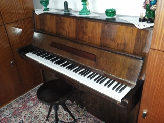 piano PETROF